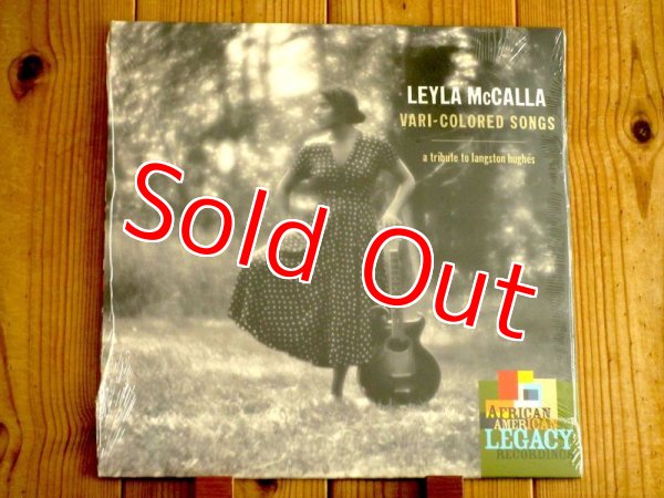 画像1: 休みの日に部屋で一日中マッタリと聴いていたくなる、ハイチの血をひくVo&弦楽器奏者レイラマッカラ2020年アナログ盤が入荷！■Leyla McCalla / Vari-colored Songs (A Tribute To Langston Hughes) (1)