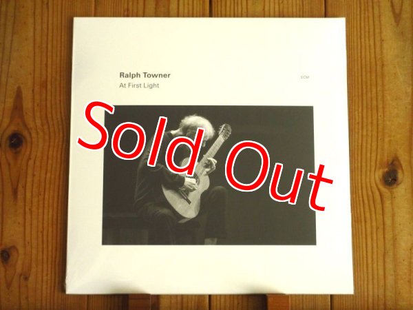 画像1: 再入荷！ビルエヴァンスの研究家としても知られるECMを代表するギタリスト、ラルフタウナーの2023年作品がアナログ盤で入荷！■Ralph Towner / At First Light (1)