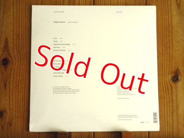 画像2: 再入荷！ビルエヴァンスの研究家としても知られるECMを代表するギタリスト、ラルフタウナーの2023年作品がアナログ盤で入荷！■Ralph Towner / At First Light (2)