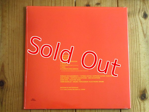 画像2: サムゲンデル参加！現代ブラジル要注目ギタリスト、ファビアーノドナシメントによるライブ2025年発表作がアナログ盤で入荷！■Fabiano Nascimento / Solstice Concert (2)