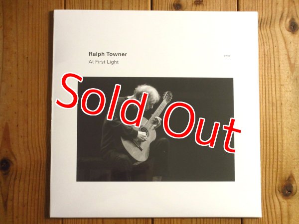 画像1: 再入荷！ビルエヴァンスの研究家としても知られるECMを代表するギタリスト、ラルフタウナーの2023年作品がアナログ盤で入荷！■Ralph Towner / At First Light (1)