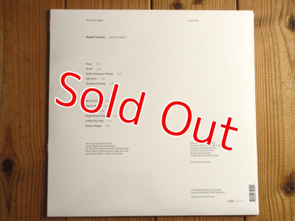 画像2: 再入荷！ビルエヴァンスの研究家としても知られるECMを代表するギタリスト、ラルフタウナーの2023年作品がアナログ盤で入荷！■Ralph Towner / At First Light (2)