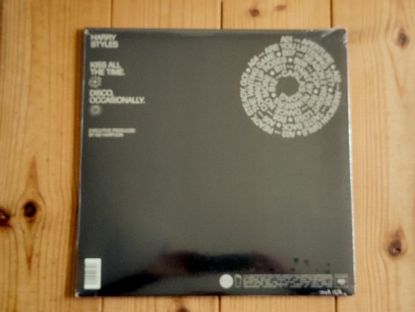 画像2: 過去グラミー賞を4回受賞している実績を持つ、現代のポップアイコン、ハリースタイルズの2026年作品がアナログ盤で入荷！■Harry Styles / Kiss All The Time. Disco, Occasionally. (2)