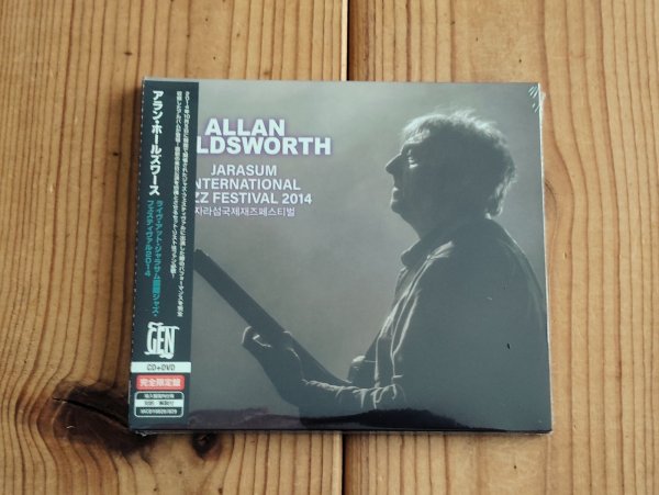 画像1: DVD付！2014年アランホールズワース晩年の貴重ライヴ音源！■Allan Holdsworth / Jarasum International Jazz Festival 2014 (1)