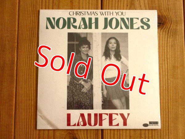 画像1: ノラジョーンズ&レイヴェイによるクリスマス・ソング７インチEP！■Norah Jones, Laufey / Christmas With You (1)